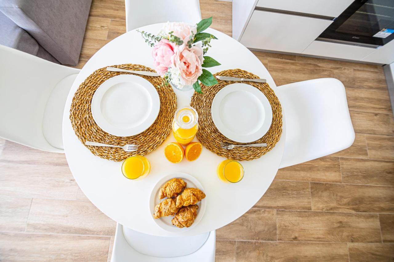 Sunstay Seaside Flat I Puerto Marina เบนัลมาเดนา ภายนอก รูปภาพ